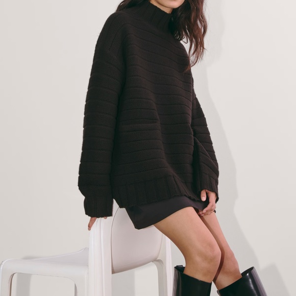 Everlane The Oversized Turtleneck in Luxe Merino in Black, Size X-Small - Picture 3 of 12